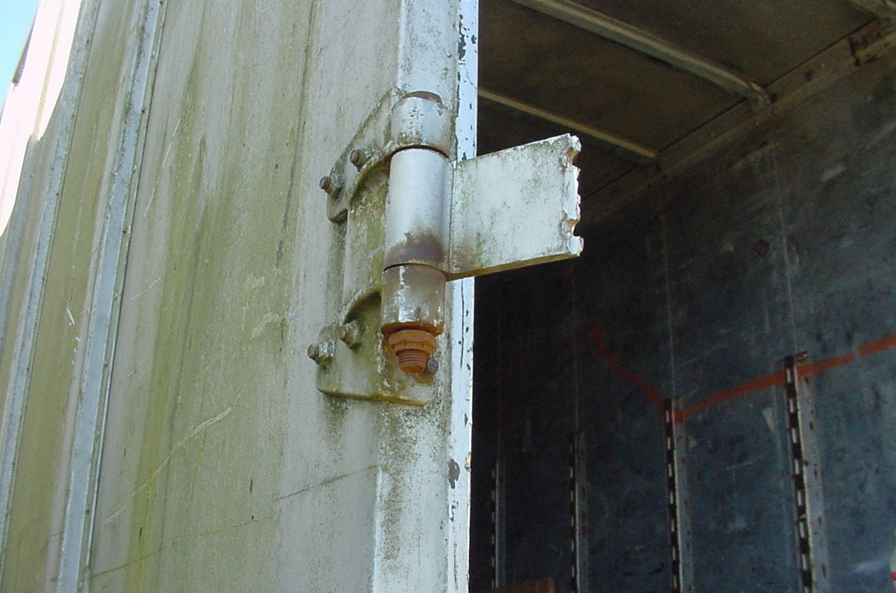 trailerdamage2_missing_door